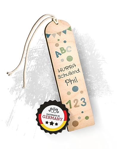 Grapefruit® personalisiertes Lesezeichen Hurra Schulkind mit Namen aus Holz in mehreren Farben - Geschenk zur Einschulung zum Schulanfang, den Schulstart oder die Schultüte für Jungen (Blau)